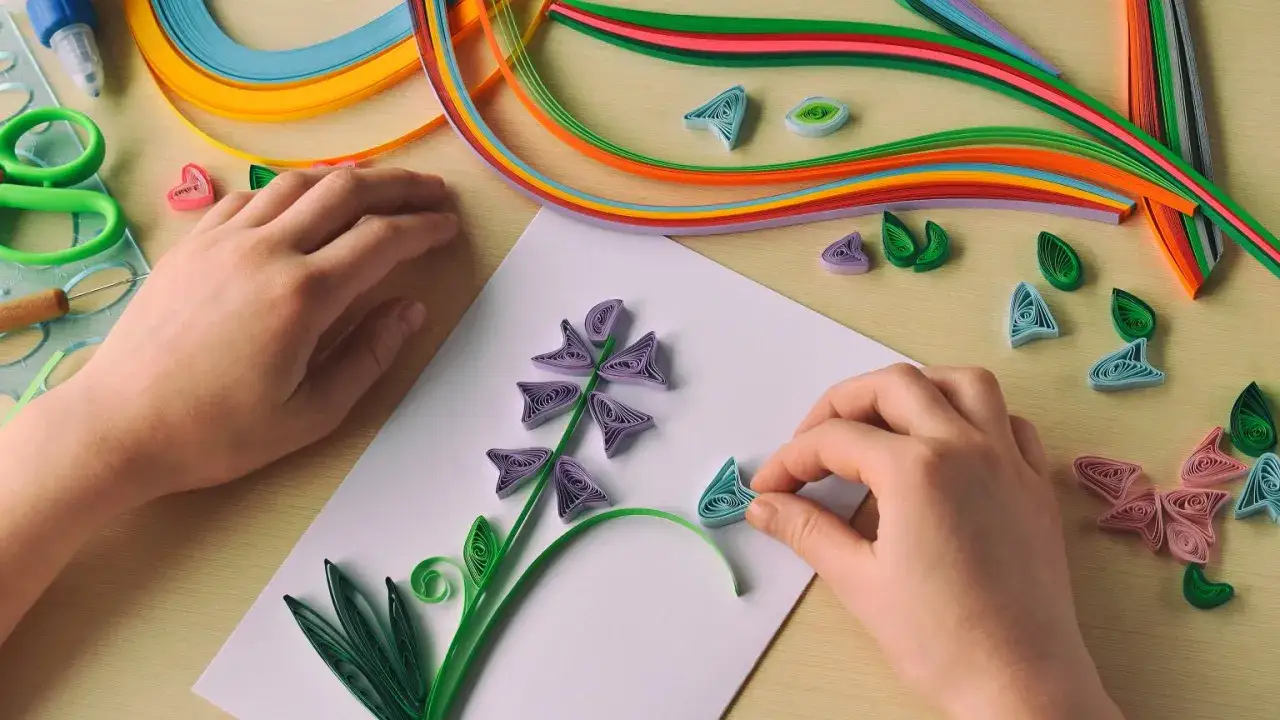 dziecko tworzy quilling
