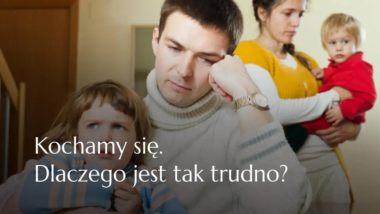 Smutny ojciec, matka z dzieckiem na ręku i dziewczynka. Ta patchworkowa rodzina próbuje odnaleźć szczęście, mimo trudności.