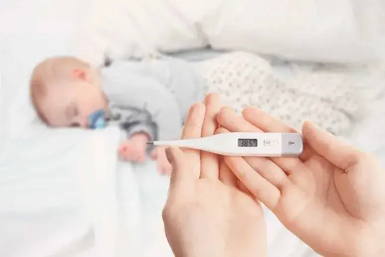 niemowlę z gorączką objawy niepokojące