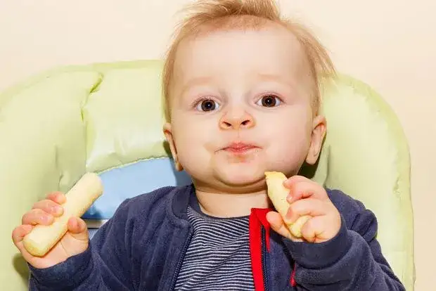 niemowle je chrupki kukurydziane