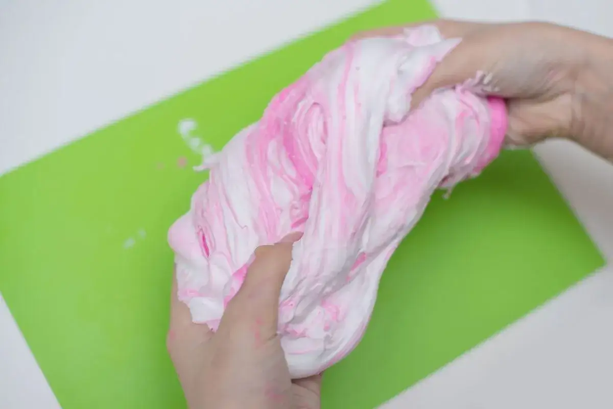 Różowy i biały slime z pianki do golenia, który można zrobić samemu.