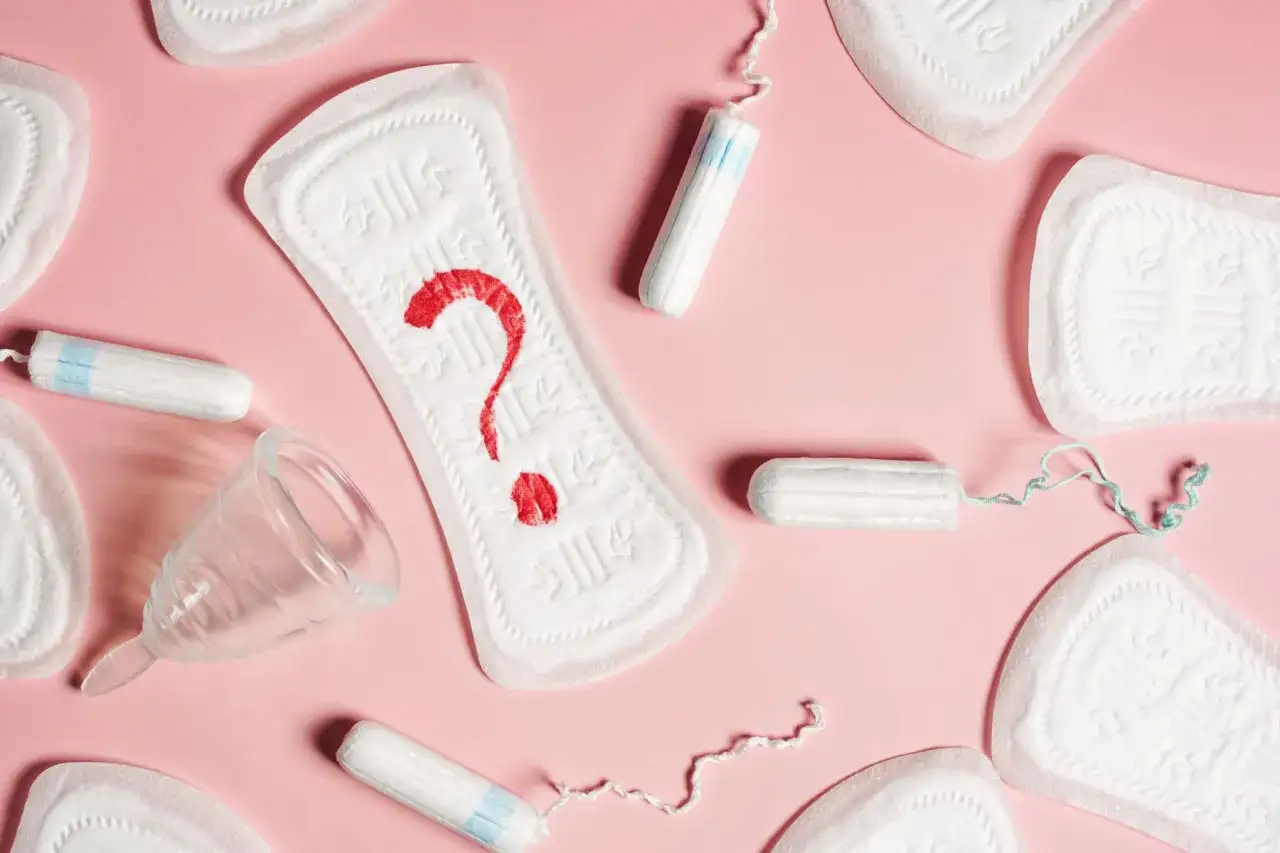 Pytajnik z krwi na podpaskach, tampony i kubeczek menstruacyjny. Czy to plamienie zamiast okresu?