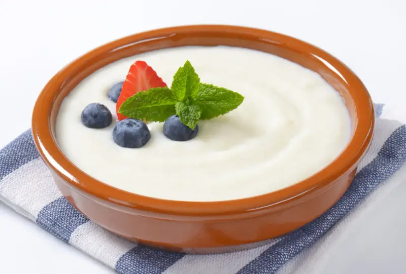 Misternie przygotowana kasza manna, ozdobiona jagodami, truskawką i miętą. Czy kasza manna ma gluten? Tak, tradycyjna kasza manna zawiera gluten.